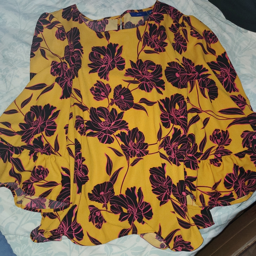 Apt 9 top